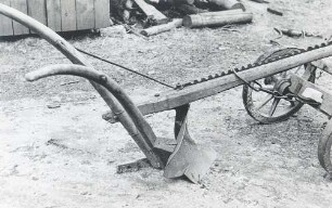 Landwirtschaftliches Arbeitsgerät in Sabrodt : Land- und Viehwirtschaft - Bodenbearbeitung und -pflege. Ort: Zabrod / Sabrodt. Haus Nr. 43. Karrenpflug.