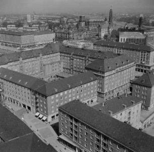 Dresden. Blick vom Rathausturm nach Nordwesten, Kulturpalast fehlt noch, Verkehrsmuseum eingerüstet