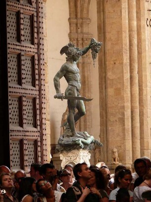 Blick aus dem Palazzo Vecchio auf die Figur des "Perseus" mit dem Haupt der Medusa, in der Loggia dei Lanzi