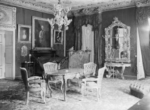 Schloss Sibyllenort : Sibyllenort (Szczodre, Polen). Schloss, Inneres, Schlafraum mit Bett, Sitzgruppe und Gemälden