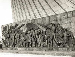 Moskau-Ostankino, Prospekt Mira. Kosmonautendenkmal, Relief (1964; Faidysch, A.)