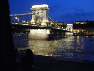Budapest - Kettenbrücke und Burgberg beleuchtet : In der Dunkelheit werden die historische Donau-Kettenbrücke und die Gebäude auf dem Burgberg beleuchtet. Aufgenommen in Budapest am 13. Juni 2011