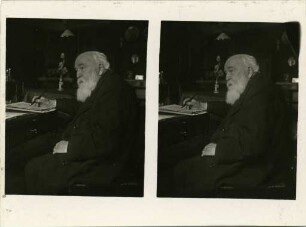Maler Hans Thoma schreibend am Schreibtisch sitzen