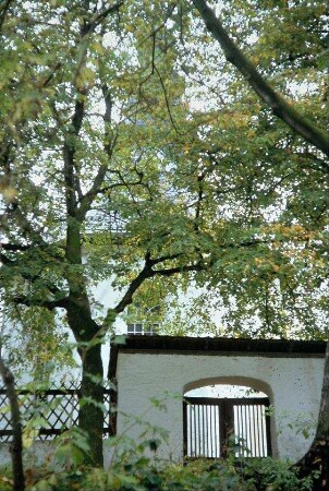 Friedhofseingang, überdachter Torbogen mit Tor