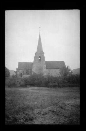 Concevreux (Dep. Aisne, Frankreich): "Kirche" (Distanzaufnahme)