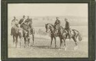 Kaisermanöver 1885: auf der Gemarkung Münchingen (Württemberg), auf einem Feldweg stehender Zug aus Reitern, Dieners und Kutschen, Bildmittig steht Kaiser Wilhelm I. in einer Kutsche