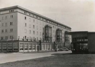 Rostock-Reutershagen, Ernst-Thälmann-Straße 25-27 / Ecke Rudolf-Breitscheid-Straße. Fünfgeschossiger Wohnungsbau (1953-1957, A. Nonnenmacher) mit Läden im Erdgeschoß