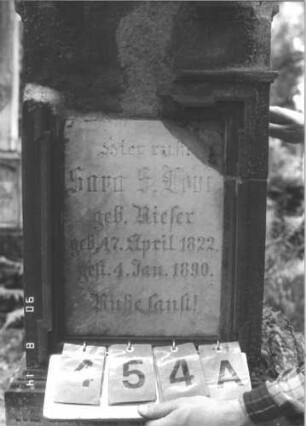 Grabstein 454 (Index: 99787732) Material: Sandstein und Marmor Zustand: zerbrochen und repariert, Texttafel, Aufsatz fehlt, zerbrochen, sehr stark verwittert im oberen Teil, kein Textverlust Maße HxBxT: 168x49x17 cm: Grabstein 454A