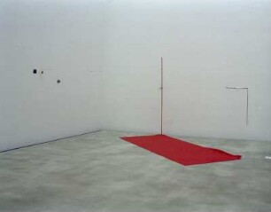 Rauminstallation: Valentinstag Helsinki, Teppich u. a. : Rode, Daniel: Rauminstallation: Valentinstag Helsinki, Teppich u. a. ; diverse Materialien. 2004. Dresden: Hochschule für Bildende Künste Dresden, Ausstellung Diplom 2004 vom 17.7.-29.8.2004. Raumaufnahme
