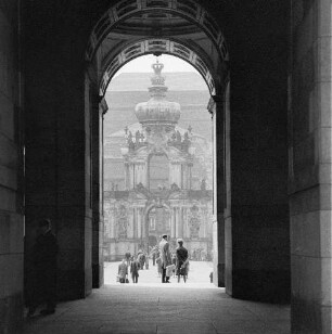 Dresden-Altstadt. Sempergalerie (1847-1855, G. Semper). Durchgang
