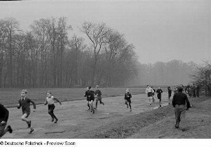 Kinder beim Crosslauf