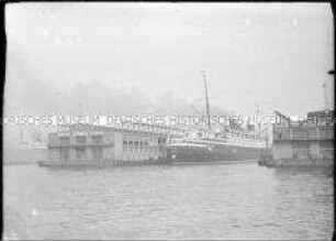 Der Hochseepassagierdampfer "Bremen" an der Anlegestelle, Pier 4, des Norddeutschen Lloyd, im Hafen von New York