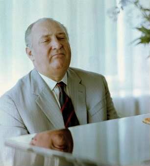 Portraitaufnahme des Dirigenten Franz Konwitschny am Flügel