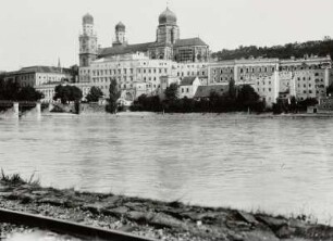 Blick von der Innstadt über den Inn gegen das Zentrum mit Domkirche Sankt Stephan (1601/1700)