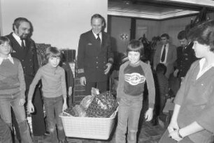 Weihnachtsbescherung von Soldaten der Fregatte Karlsruhe für die Kinder des städtischen Kinderheims in der Sybelstraße