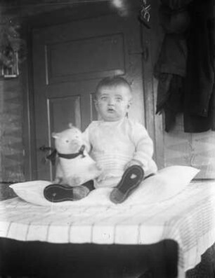Mittelsachsen, Kinderportrait : Mittelsachsen. Kleines Kind auf einem Tisch sitzend