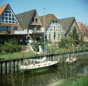 Altes Land : Altes Land. Wohnhäuser am Kanal