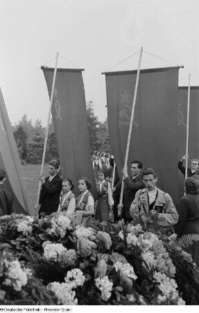 Kranzniederlegung zum Tag der Befreiung am Sowjetischen Ehrenmal auf dem Ostfriedhof