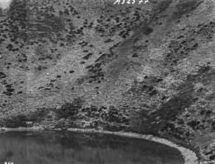 Am Pozo Negro : Berghang mit Geröll an einem Bergsee