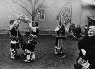 Männer in traditionellen Kostümen des Karneval (Busójaras)