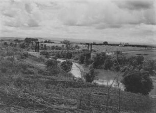Brücke : Brücke über einen Fluss