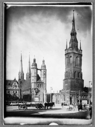 Auf dem Marktplatz : Auf dem Marktplatz in Halle, Marienkirche und Roter Turm
