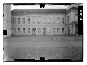 Rheinsberg, Mühlenstraße 1. Schloß (1734-1740; G. W. von Knobelsdorff, J. G. Kemmeter). Ehrenhof