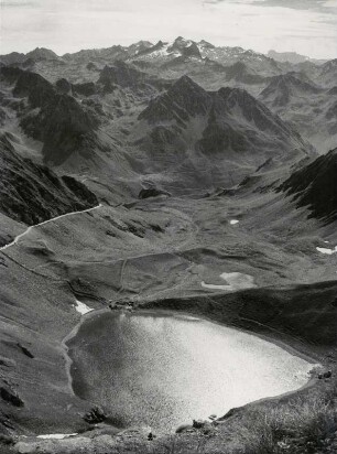 Blick auf den Lac d'Oncet Richtung Massif de Neovielle