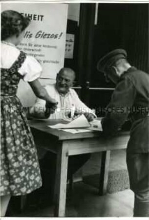 Unterschriftensammlung für die Freilassung des griechischen Politikers Manolis Glezos