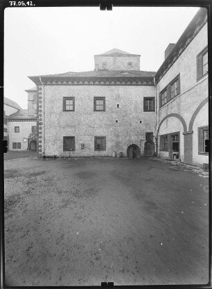 Augustusburg. Schloss (1568-1572; H. Lotter, E. van der Meer). Hofansicht