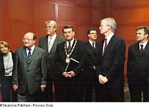 Bauübergabefeier. Gäste beim Rundgang im Vortragssaal