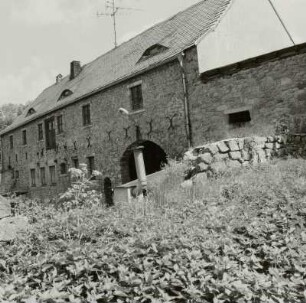 Lengenfeld-Plohn, Plohner Hauptstraße 9/11. Rittergut Plohn (nach 1804), auch Burg Plohn (nach 1633). Torhaus. Hofansicht mit Durchfahrt