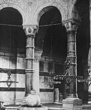 Istanbul/Konstantinopel, Hagia Sophia (Sophienkirche), Inneres, zwei Säulen der Empore; Anthemius von Tralles; Isidoros von Milet