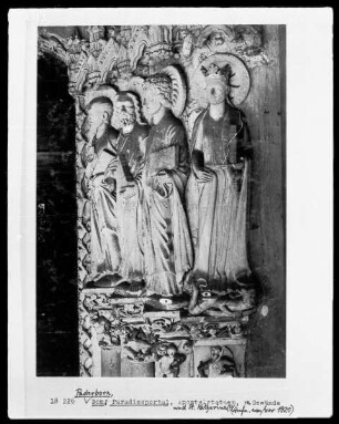 Paradiesportal, rechte Seite: die heilige Katharina