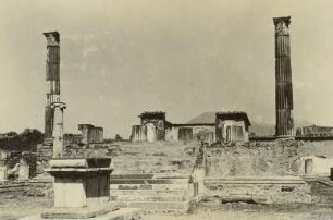 Pompeji (Italien). Apollotempel (120 vor Christi). Im Vordergrund links vor der Tempeltreppe der große Hauptaltar aus Travertin