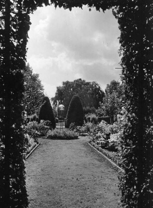 Essen. 2. Große Ruhrländische Gartenbau-Ausstellung, Grugapark, Mai bis Oktober 1952. Blick zu einem Rosenrondell mit Rosenkugel