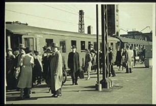 Reisende auf einem Bahnsteig des Hauptbahnhofs