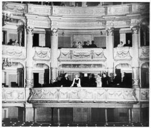 Königsloge in der Semperoper (Szene aus dem Dokumentarfilm "Elbestadt bei Nacht")