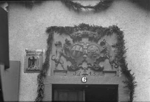 Wappen über dem Hauptportal: Allianzwappen Wamboldt-Kesselstadt