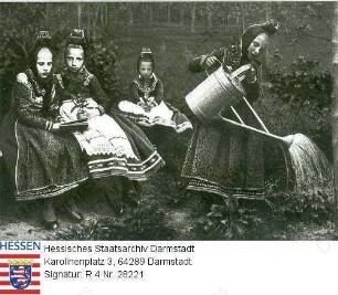 Trachten, Hessen / 4 Mädchen in Tracht vor Landschaftskulisse / 1 Mädchen stehend mit Gießkanne, 3 Mädchen sitzend