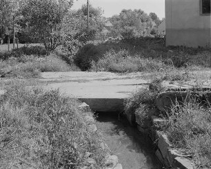 Steindeckerbrücke über den Mühlgraben (mit befestigter Grabenböschung)