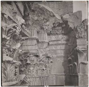 Tempel (Bacchustempel ?), Baalbek: Gebälk mit Kapitellen