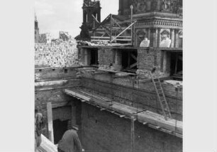Bauarbeiten am zerstörten Dach des Alten Museums