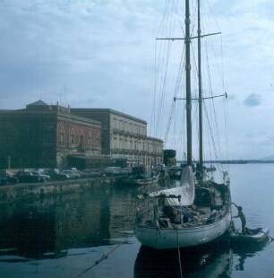 Sizilien. Syrakus. Hafeneinfahrt mit Segelboot