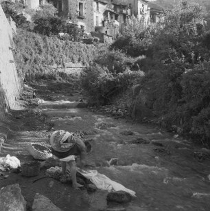 Nicastro, Frau beim Wäsche waschen am Fluss