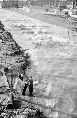 Freiburg: Hochwasser der Dreisam von der Kronenbrücke