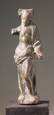Pseudoantike Statuette eines stehenden Mannes mit dem Mantel um die Beine und den linken Oberarm, der rechte Arm ab, am Hinterkopf Reste eines Heiligenscheins (?), wohl modern