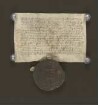 1437.10.01. Bürgermeister und Rat der Stadt Lemgo bekennen, dass vor ihnen der Lemgoer Bürger Bertolt Eggerdingh für jährlich zwei Mark Lemgoer Pfennige aus seinem Haus in der Altstadt Lemgo, neben Jordens Haus van Horne, dem Priester Johann Latran, der der Almissen-Rente, die von Hilbrant van Nym gestiftet wurde, dient, verkauft hat. Rückkauf der Hausrente für 24 Mark Lemgoer Pfennige.