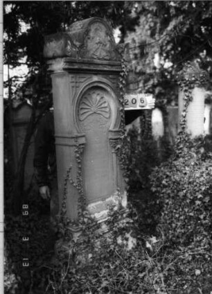 Grabstein 206 (Index: 100093643) Maße HxBxT: 226x71x25 cm Symbolik: Fächer, Säulen, Verzierungen: Grabstein 206