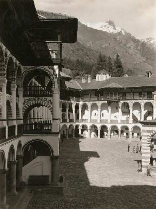 Bulgarien. Rila-Kloster, auch Kloster des Heiligen Iwan Rilski. Klosterhof im Hintergrund Rilagebirge
